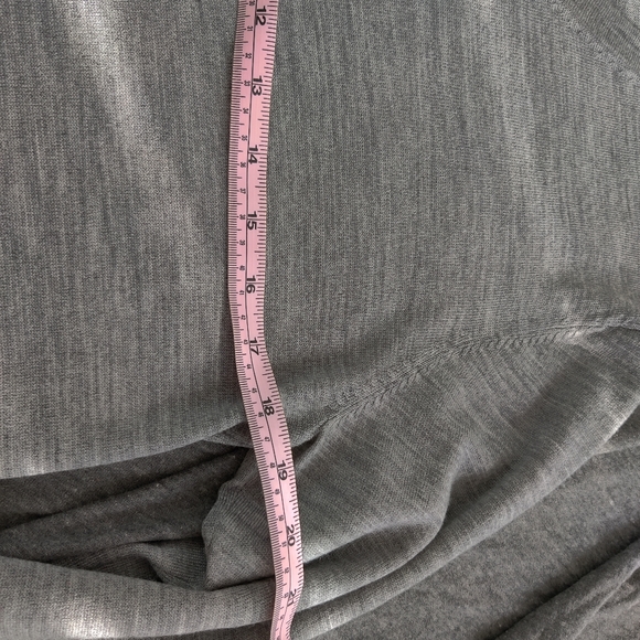 Uniqlo Merino V-neck Pullover Sweater - Picture 4 of 5